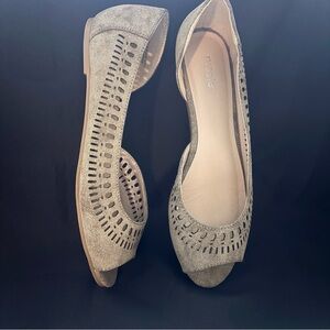 Nicole Slade Faux Suede Taupe/Green Open Toe Flats, Size 8.5 Wide